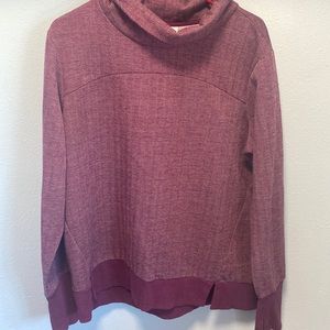 Avía turtle neck pullover sweater